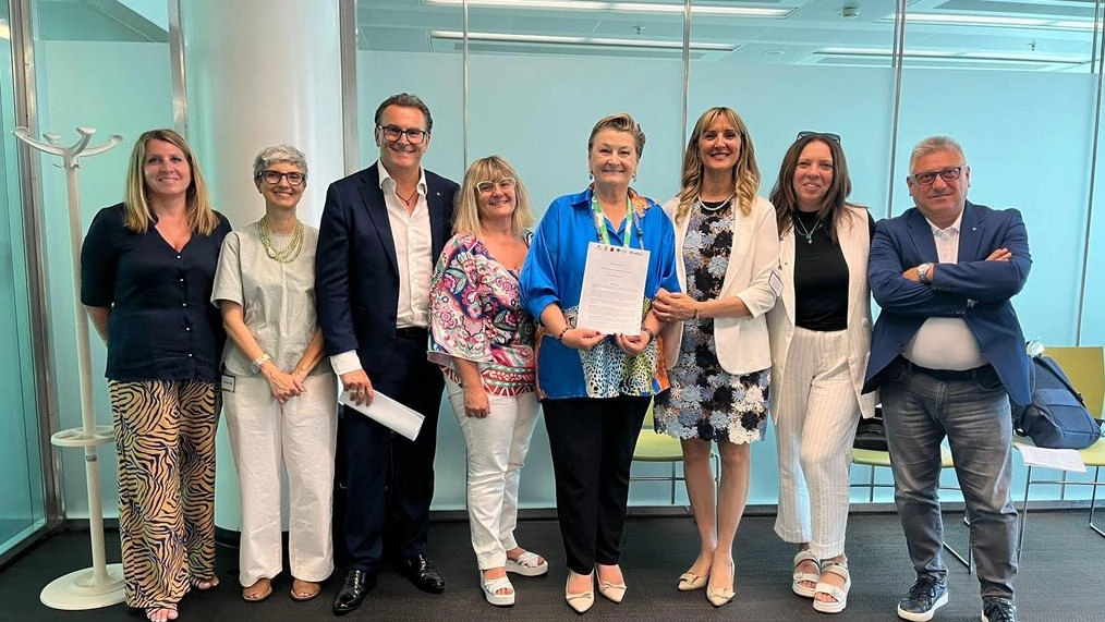 Tra i firmatari le consigliere di parità Anna Maria Gandolfi e Valeria Gerla I segretari Valentina Cappelletti (Cgil), Fabio Nava (Cisl) ed Enrico Vizza (Uil) Tra i firmatari le consigliere di parità Anna Maria Gandolfi e Valeria Gerla I segretari Valentina Cappelletti (Cgil), Fabio Nava (Cisl) ed Enrico Vizza (Uil)