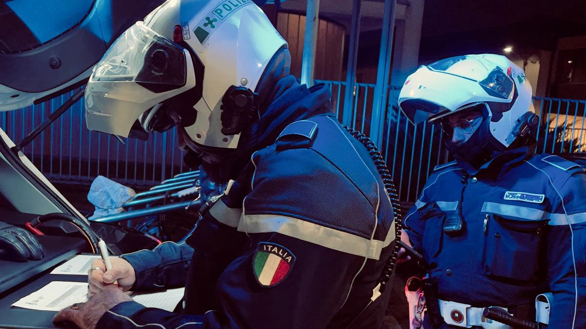 Polizia locale in azione in una foto di archivio Polizia locale in azione in una foto di archivio