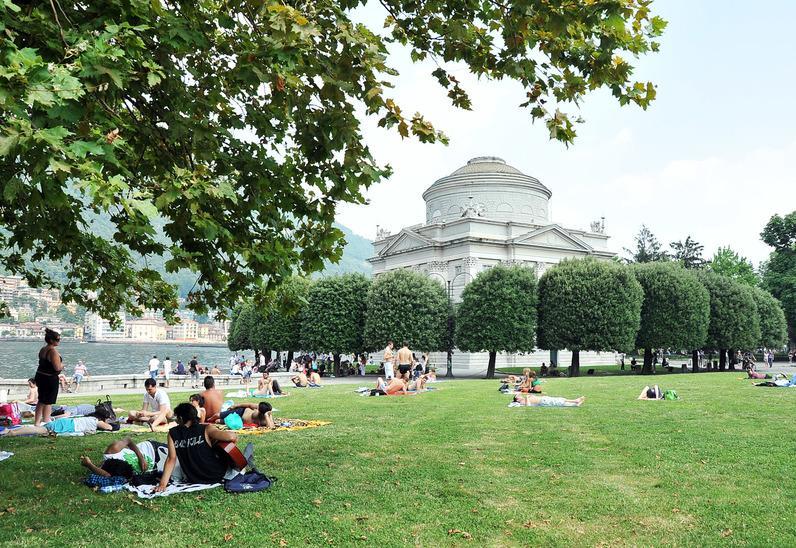 si aggira nudo fra i turisti nei giardini del tempio voltiano da Ilgiorno.it si aggira nudo fra i turisti nei giardini del tempio voltiano