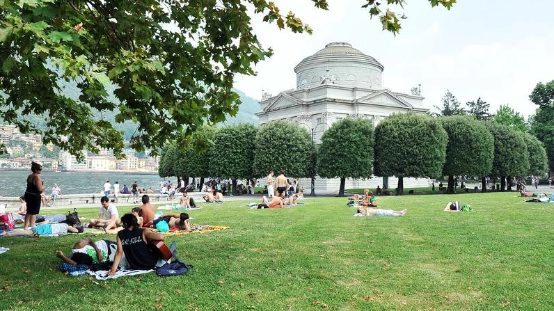 Si aggirava completamente nudo nei giardini del Tempio Voltiano, giovedì verso le 18.30, in mezzo ai turisti e alle famiglie.... Si aggirava completamente nudo nei giardini del Tempio Voltiano, giovedì verso le 18.30, in mezzo ai turisti e alle famiglie....
