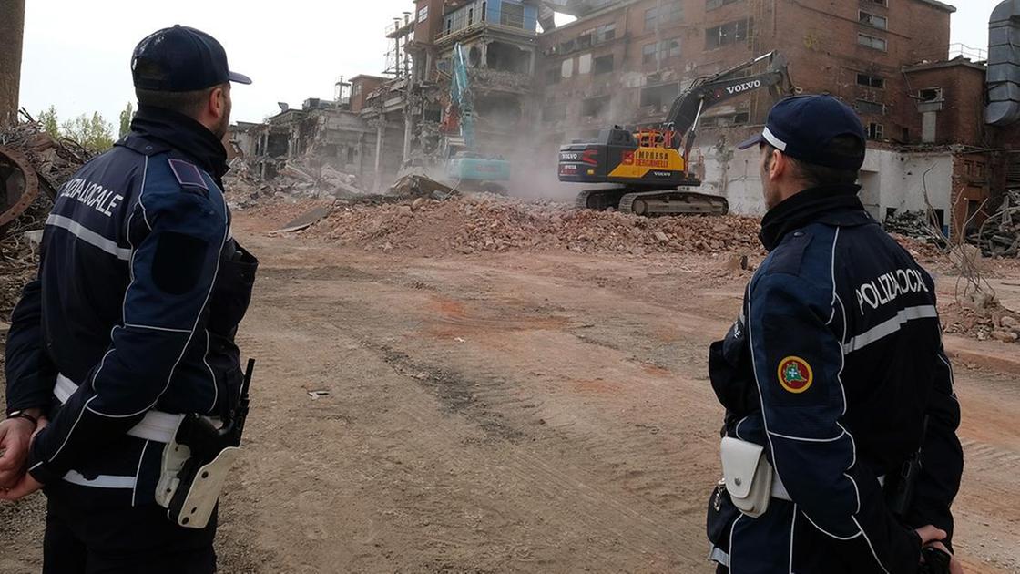 un cantiere abusivo per farsi il dehors trovati 3 cinesi in nero e irregolari da Ilgiorno.it un cantiere abusivo per farsi il dehors trovati 3 cinesi in nero e irregolari