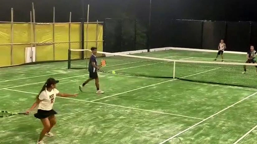 Il Comune di Sovico ha approvato interventi di rifacimento per i campi da tennis coperti e la creazione di un percorso ciclopedonale, per un totale di circa 61.400 euro di investimento. Il Comune di Sovico ha approvato interventi di rifacimento per i campi da tennis coperti e la creazione di un percorso ciclopedonale, per un totale di circa 61.400 euro di investimento.