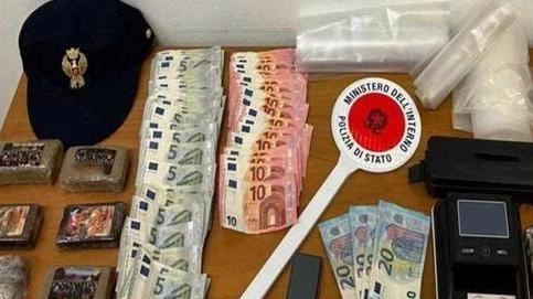 Una parte del “tesoro“ sequestrato dalla polizia alla cartomante di 38 anni che aveva messo in piedi un’attività parallela e fiorente di spaccio di droga Una parte del “tesoro“ sequestrato dalla polizia alla cartomante di 38 anni che aveva messo in piedi un’attività parallela e fiorente di spaccio di droga