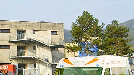 Una bravata. L’ennesima a scuola. All’istituto Romero di Albino, ieri in tarda mattinata sono arrivate un’ambulanza e un’auto medica perché...