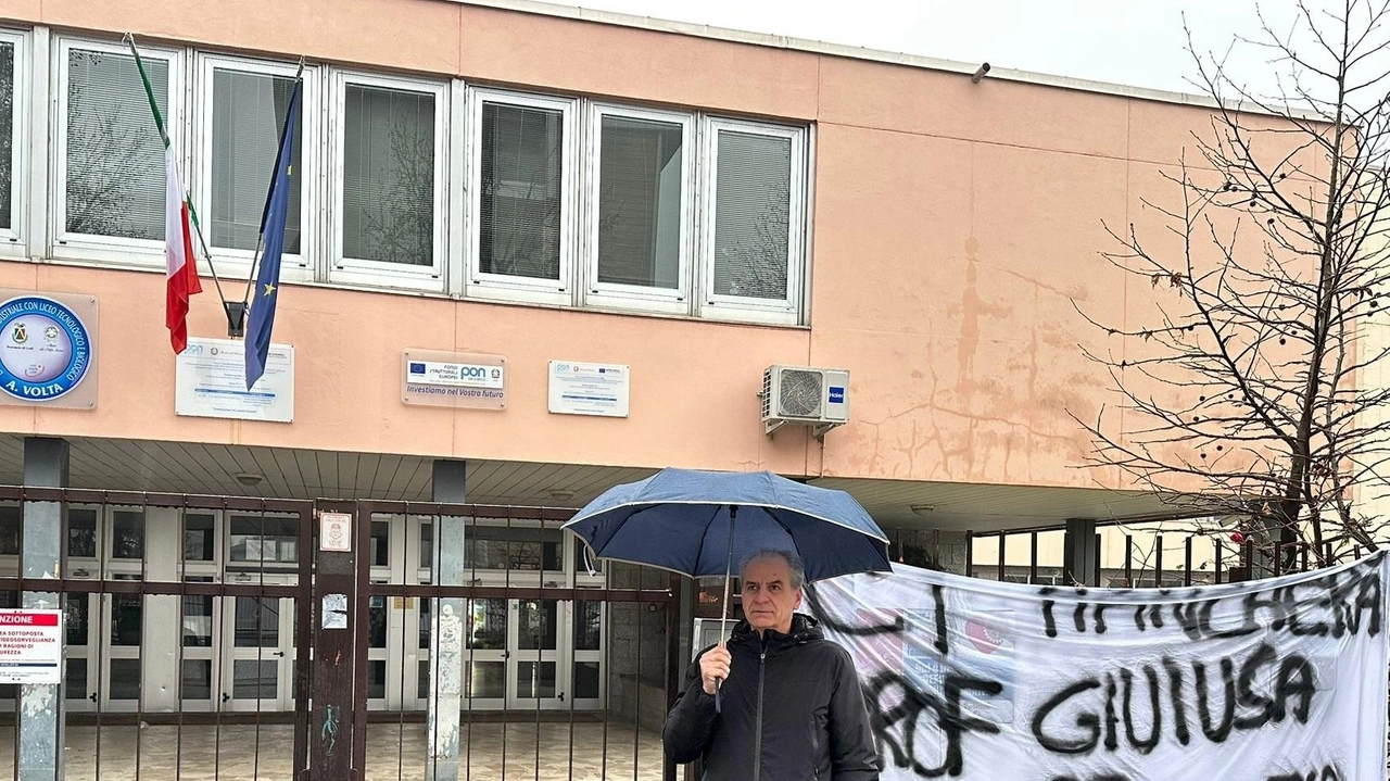 Marco Scaratti davanti all’Itis Volta dove è comparso uno striscione di saluto alla prof trasferita a Cremona Marco Scaratti davanti all’Itis Volta dove è comparso uno striscione di saluto alla prof trasferita a Cremona
