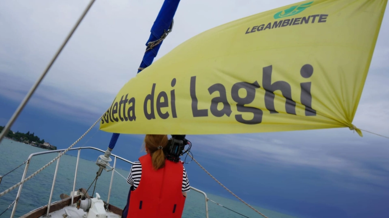 Lago di Garda preso d’assalto da 18 milioni di turisti in quattro mesi, Legambiente lancia l’allarme