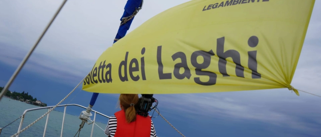 Lago di Garda preso d’assalto da 18 milioni di turisti in quattro mesi, Legambiente lancia l’allarme