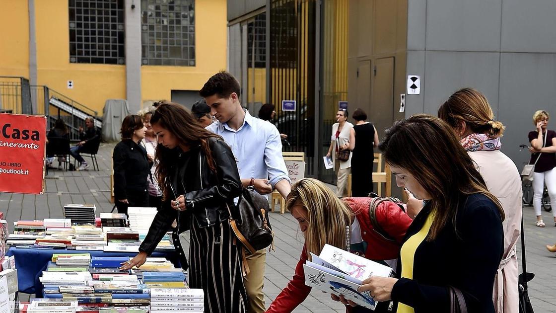 Tributo alla scrittura. Si legge in silenzio