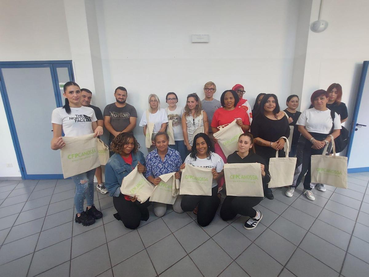 Ausiliari in case di riposo. In aula i primi venti allievi: "Tra un anno in servizio"