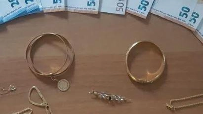 La telefonata con il classico raggiro del nipote coinvolto in un guaio giudiziario. L’anziana che finge di cadere in trappola... La telefonata con il classico raggiro del nipote coinvolto in un guaio giudiziario. L’anziana che finge di cadere in trappola...