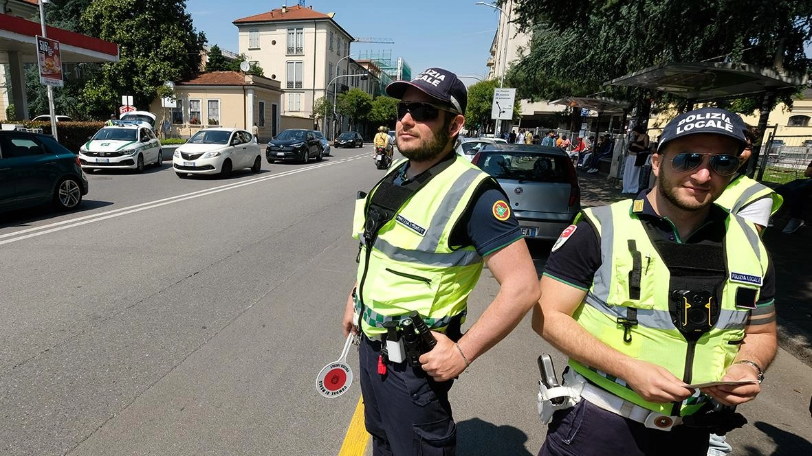 Controlli stradali da parte della polizia locale di Monza: un uomo intercettato alla guida di autovettura con patente maltese falsa.... Controlli stradali da parte della polizia locale di Monza: un uomo intercettato alla guida di autovettura con patente maltese falsa....