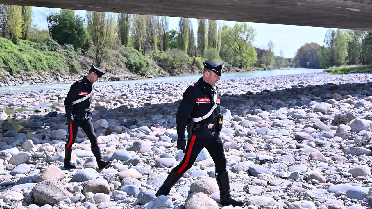 I carabinieri lungo il fiume Serio, nel punto in cui è stata trovata la donna (foto De Pascale / Ansa)