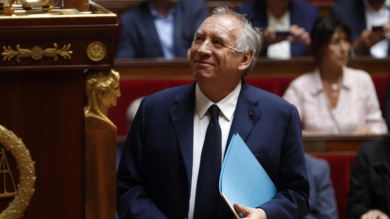 Macron tentato da nomina rapida, circola il nome di Lecornu