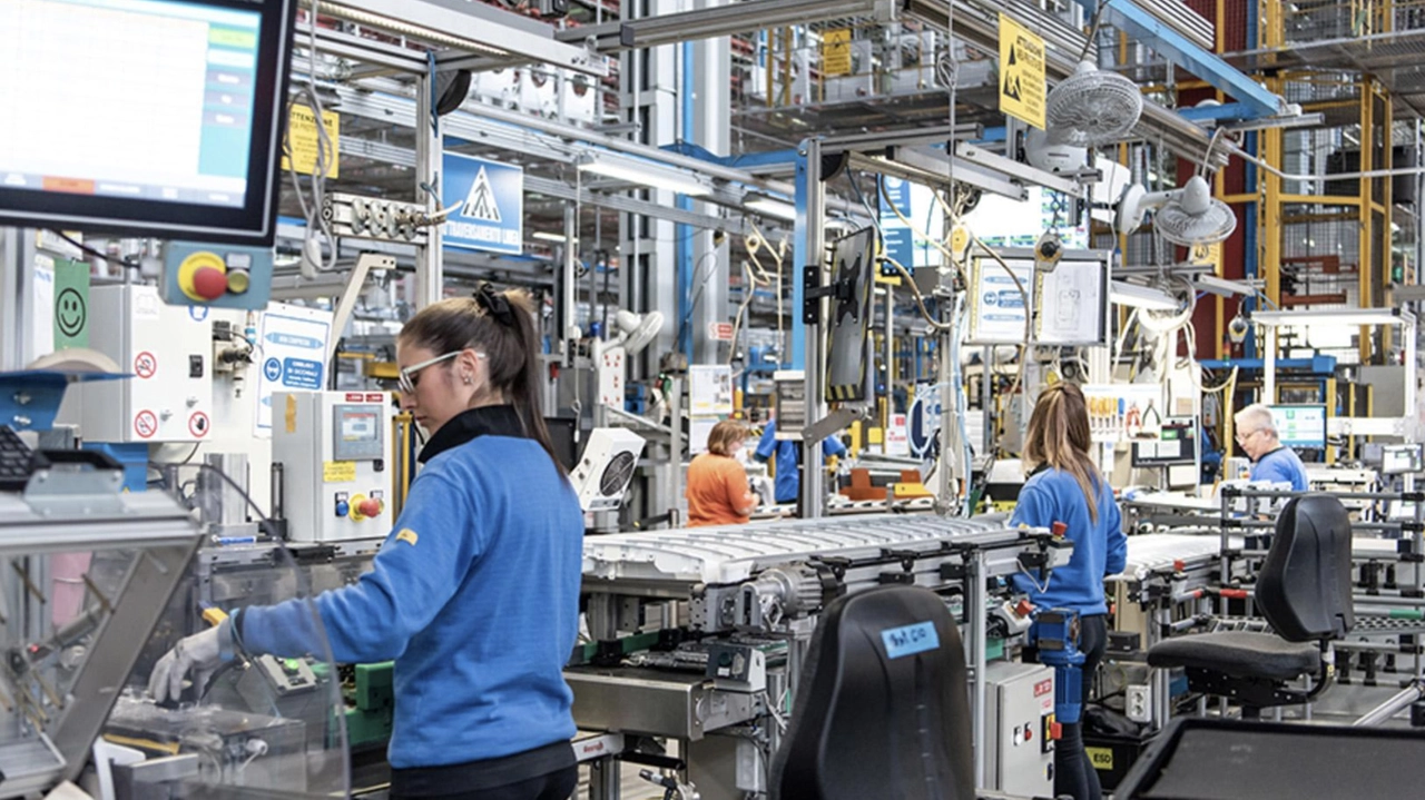 Ripartenza all’insegna della speranza nella fabbrica delle lavastoviglie Ripartenza all’insegna della speranza nella fabbrica delle lavastoviglie