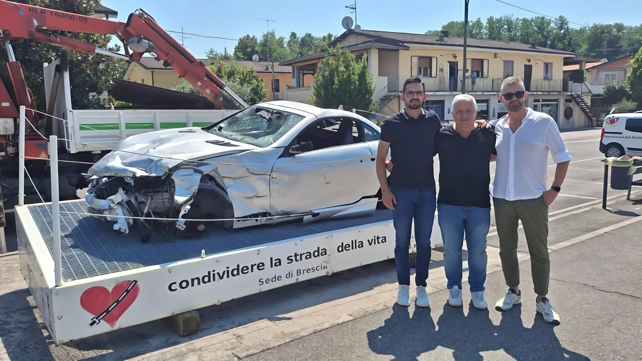 La campagna dell’associazione CONdividere la strada della vita con la carcassa di un’auto portata a Mairano Azzano Mella e Capriano del Colle