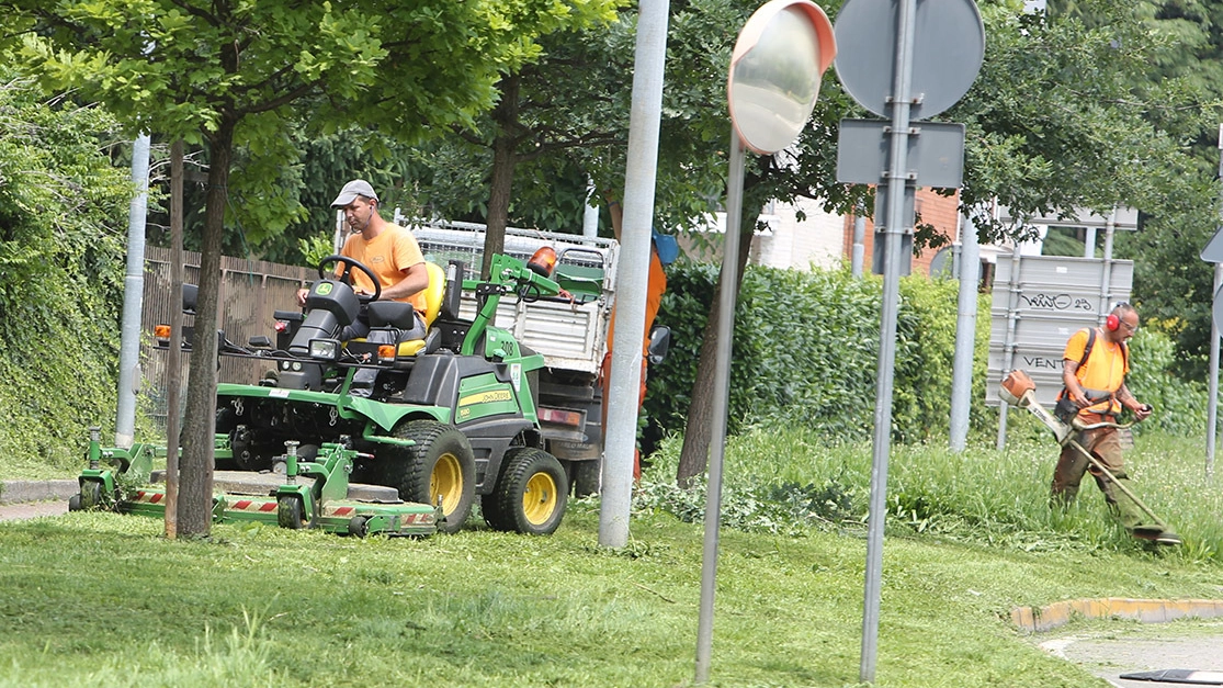 Taglio dell'erba a Desio, i lavori sono partiti Taglio dell'erba a Desio, i lavori sono partiti