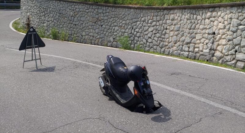 carenno l asfalto sulla circonvallazione cede improvvisamente il motorino resta incastrato nella voragine