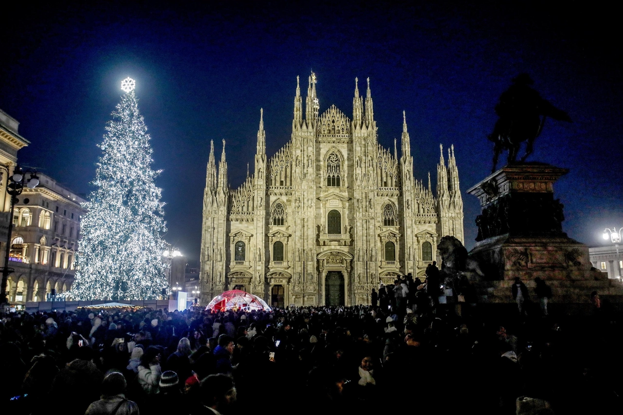 Una veduta di piazza Duomo con l'albero di Natale acceso di fresco