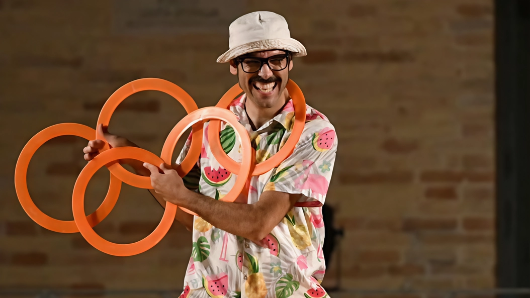 Il teatrino di carta giapponese, la comicità che non ha bisogno di parole e la magia che fa divertire. Tre... Il teatrino di carta giapponese, la comicità che non ha bisogno di parole e la magia che fa divertire. Tre...