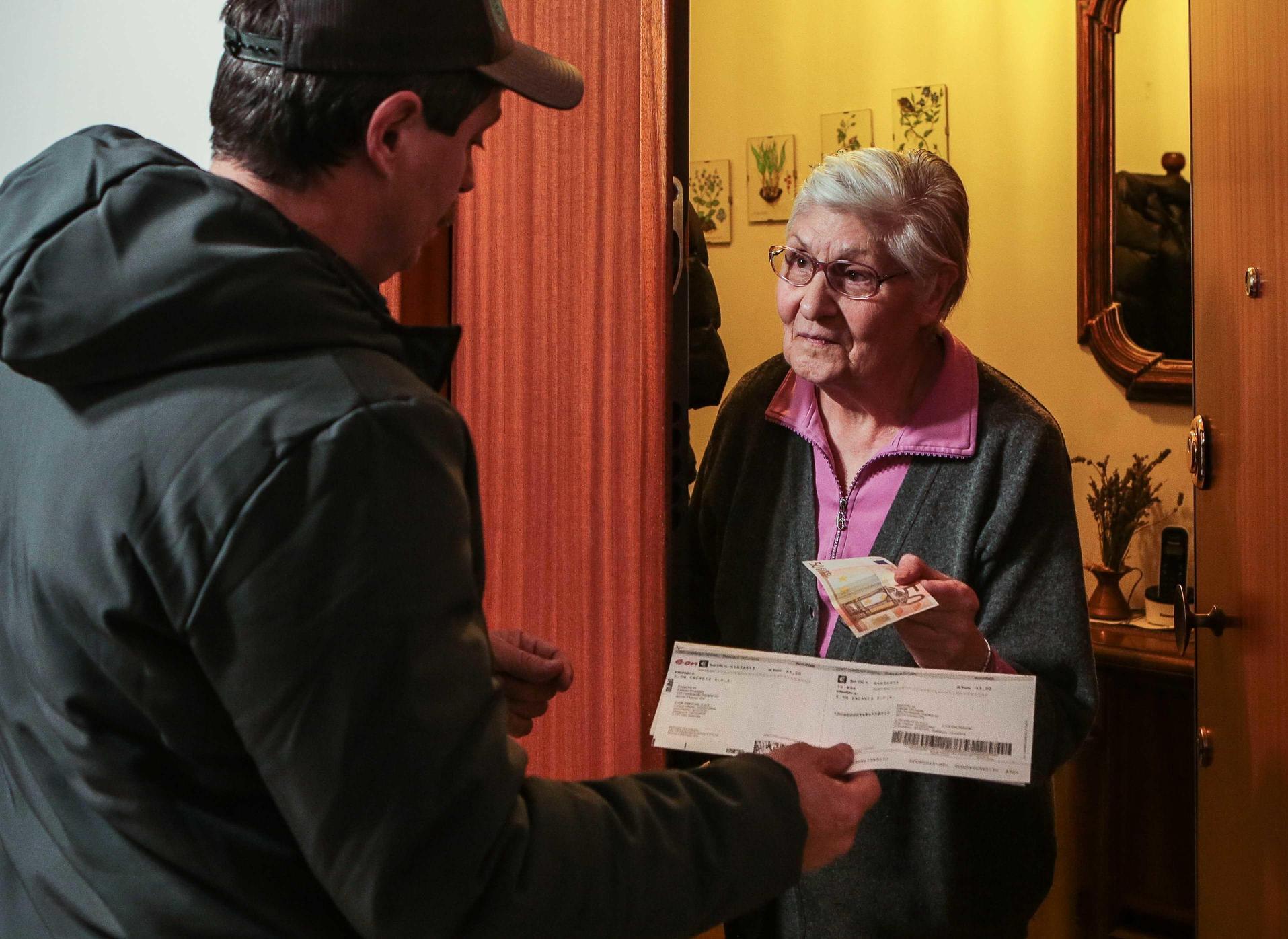 Il finto tecnico dell’acqua truffa una settantenne. Addio gioielli e 500 euro Il finto tecnico dell’acqua truffa una settantenne. Addio gioielli e 500 euro