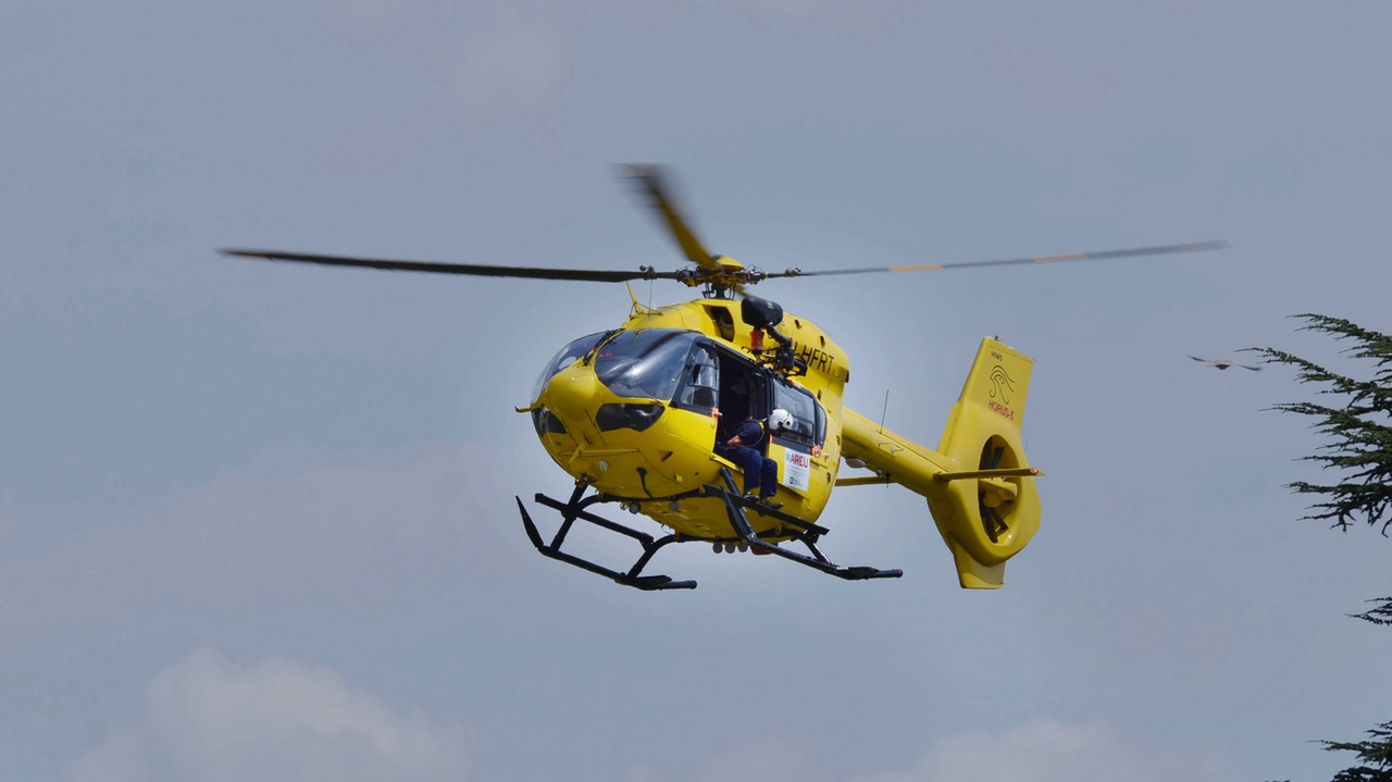 Un elicottero Areu impegnato in un'operazione di soccorso (Immagine d'archivio) Un elicottero Areu impegnato in un'operazione di soccorso (Immagine d'archivio)