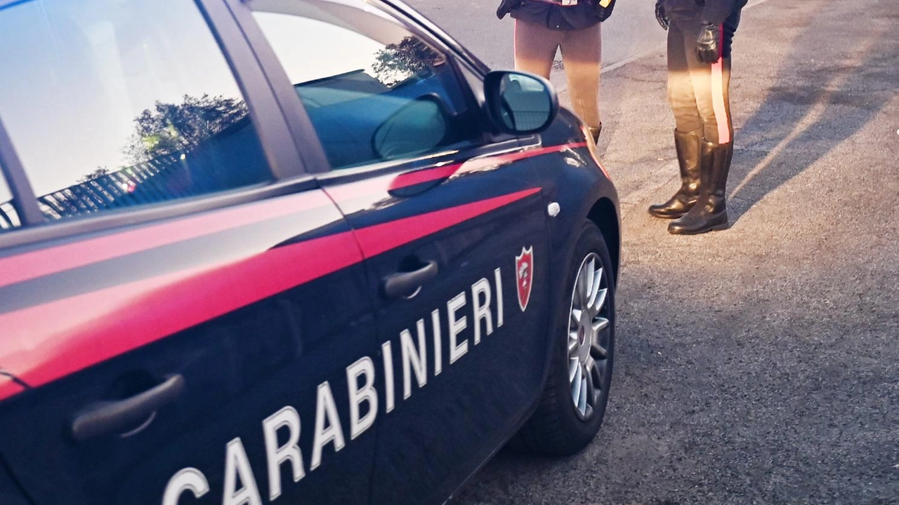 Alto circa un metro e ottanta parlava italiano ha minacciato l’impiegato con una pistola