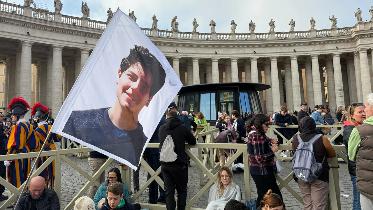 Bandiere con il volto di Carlo Acutis esposte durante una cerimonia in Città del Vaticano Bandiere con il volto di Carlo Acutis esposte durante una cerimonia in Città del Vaticano