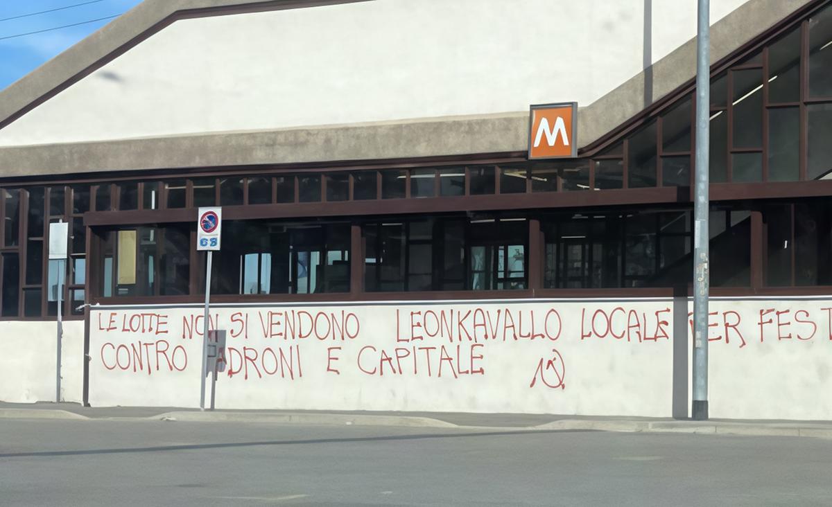 Imbrattatori in azione. Scritta pro Leoncavallo sul muro della stazione. E scoppia la polemica Imbrattatori in azione. Scritta pro Leoncavallo sul muro della stazione. E scoppia la polemica