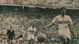 Un'immagine del derby dell'11 settembre 1955, che il comitato San Siro porta a riprova della retrodatazione del vincolo architettonico