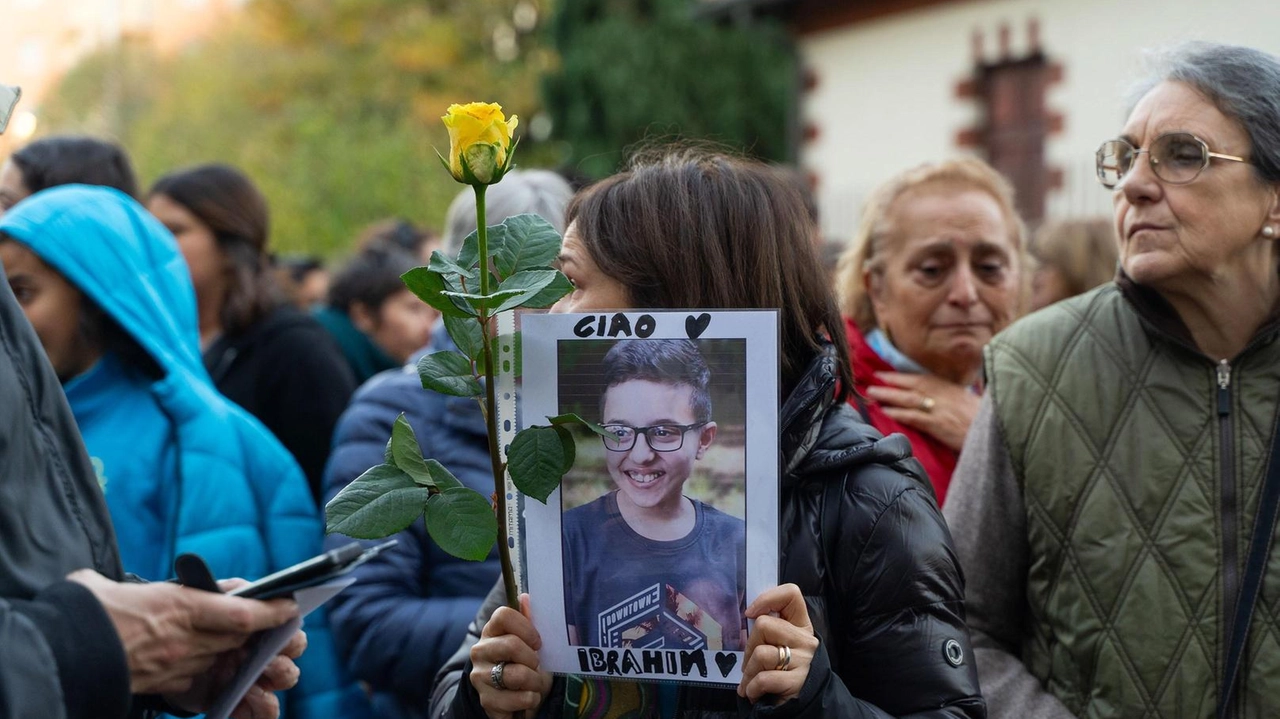 A Cinisello Balsamo, un murale intitolato "Vento in faccia" ricorderà Ibrahim Ben Bajjar, il ragazzo annegato al lago di Lecco. L'iniziativa, frutto della collaborazione tra l'amministrazione e la parrocchia, mira a trasmettere un messaggio di speranza e coinvolgere la comunità nel processo di guarigione. A Cinisello Balsamo, un murale intitolato "Vento in faccia" ricorderà Ibrahim Ben Bajjar, il ragazzo annegato al lago di Lecco. L'iniziativa, frutto della collaborazione tra l'amministrazione e la parrocchia, mira a trasmettere un messaggio di speranza e coinvolgere la comunità nel processo di guarigione.