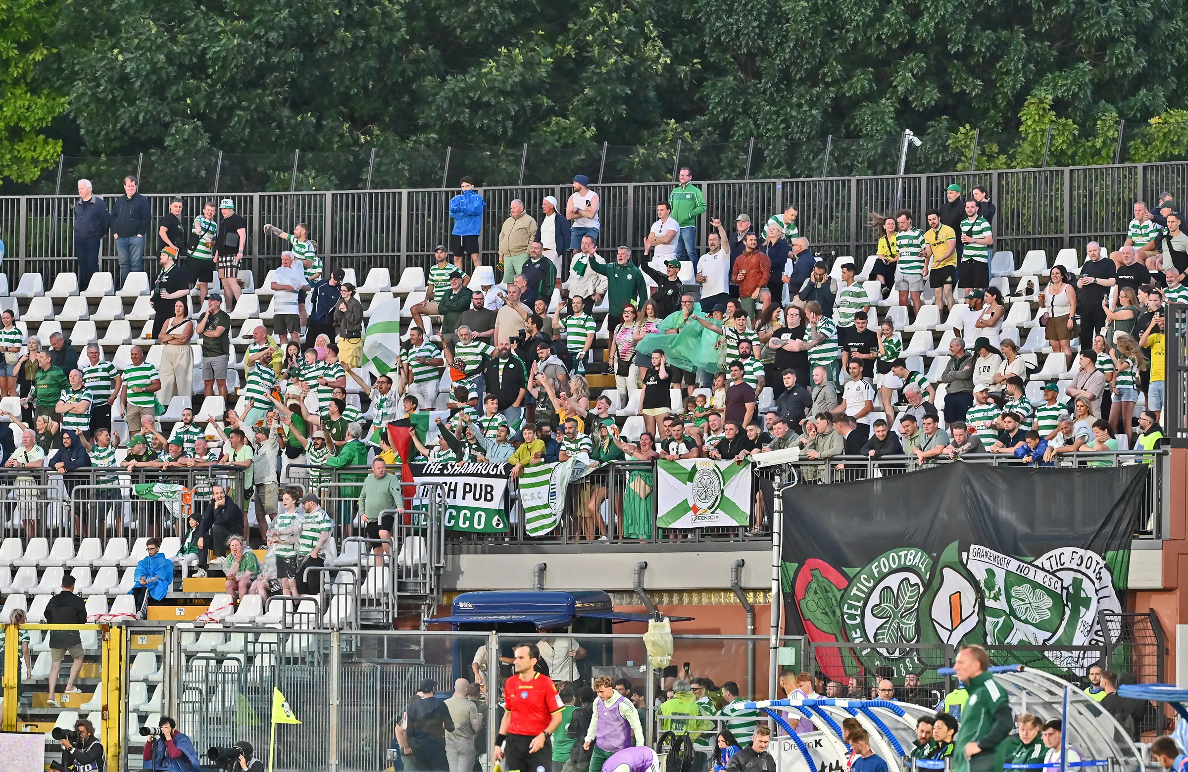 Como, sventolano la bandiera palestinese sotto gli spalti dell’Ajax: 5 tifosi del Celtic denunciati, scattano i Daspo