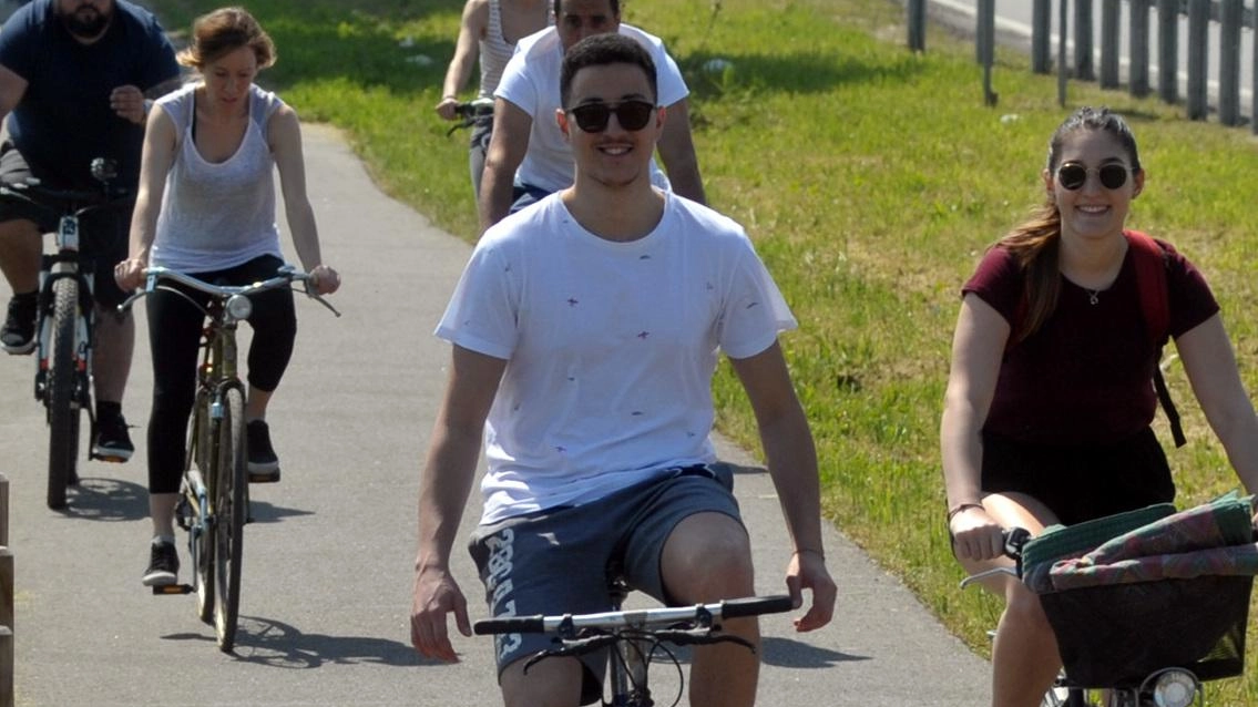 Iniziativa "Il Tosi per un mondo più sostenibile" all'ITE Tosi di Busto Arsizio: studenti in bici per una mobilità dolce e rispettosa dell'ambiente. Apprezzamento da Legambiente per l'impegno verso la sostenibilità urbana.