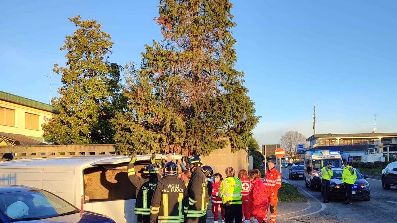 Una mancata precedenza è all’origine del brutto incidente stradale che si è verificato ieri mattina a Solaro provocando 5 feriti... Una mancata precedenza è all’origine del brutto incidente stradale che si è verificato ieri mattina a Solaro provocando 5 feriti...