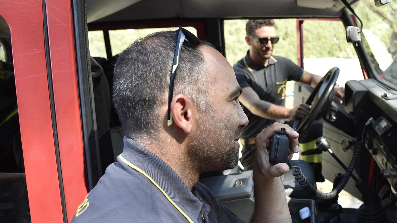 Gli anziani soli durante l'estate a Milano e hinterland: i vigili del fuoco intervengono per soccorrerli, controllare e assistere. Situazione critica con familiari in vacanza. Gli anziani soli durante l'estate a Milano e hinterland: i vigili del fuoco intervengono per soccorrerli, controllare e assistere. Situazione critica con familiari in vacanza.