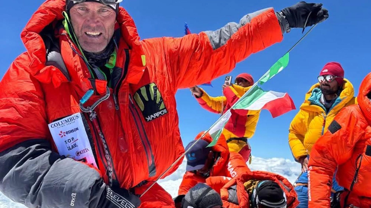 Marco Confortola sulla vetta del Gasherbrum I in Pakistan L’alpinista ha annunciato la “conquista“ di tutti gli ottomila