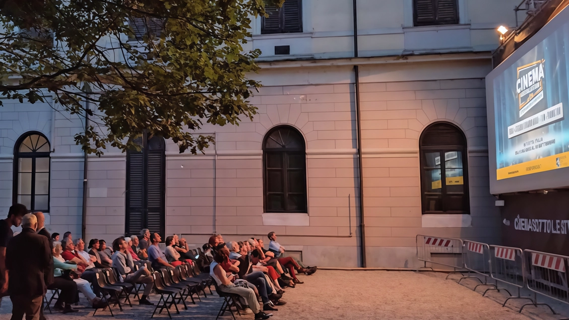 El patio de la escuela de arte Nanni Valentini en Villa Reale es el escenario del festival de cine de Monza.