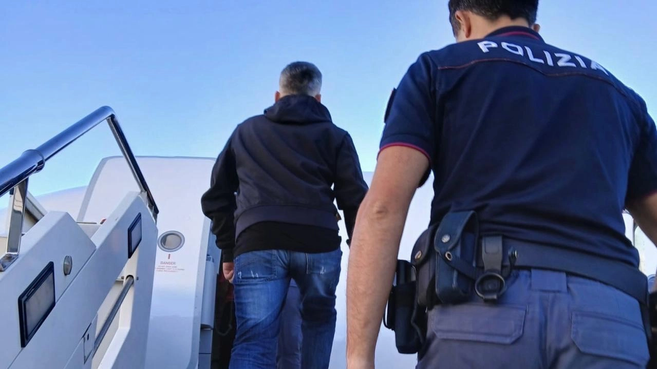 La polizia di Stato di Sondrio ha dato esecuzione al decreto di espulsione: Il giovane è stato imbarcato su un volo diretto a Casablanca La polizia di Stato di Sondrio ha dato esecuzione al decreto di espulsione: Il giovane è stato imbarcato su un volo diretto a Casablanca