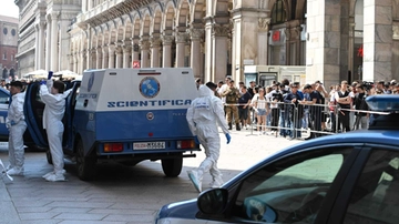 De Maria suicida lanciandosi dal Duomo, terrore in piazza: “Un botto tremendo, pensavo qualcuno stesse sparando”