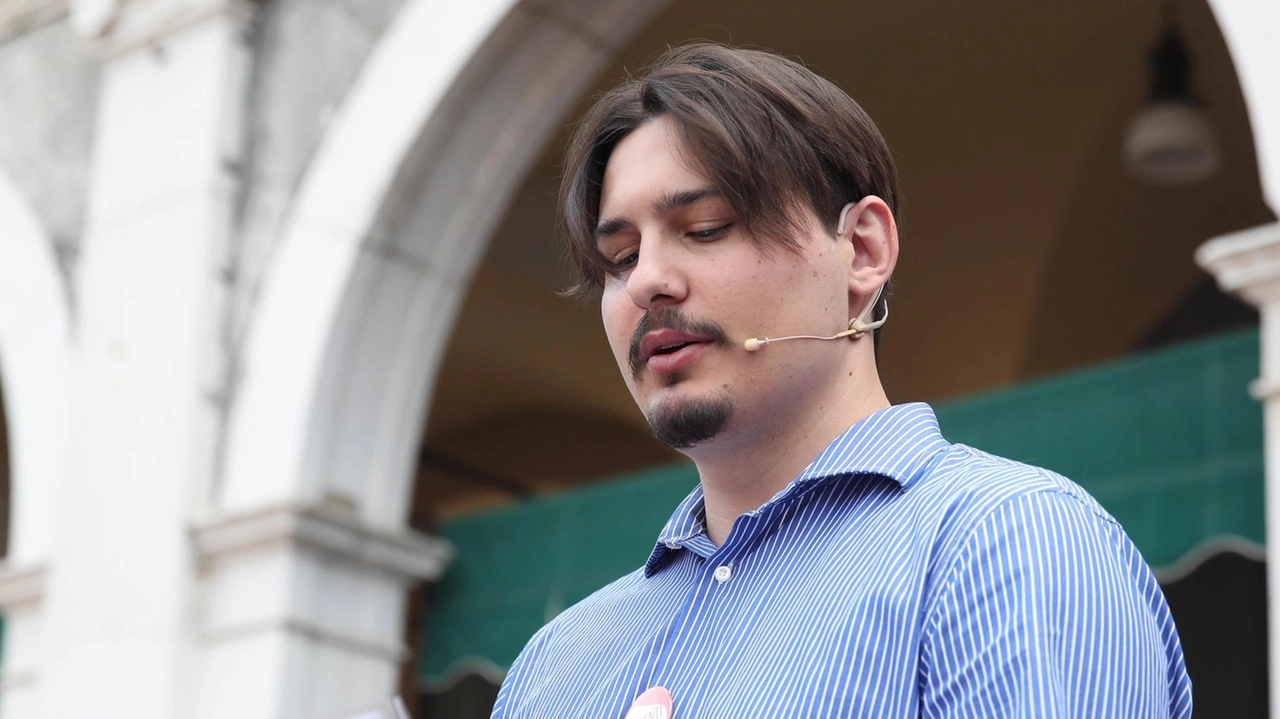 attia Rebessi, coordinatore Studenti Per -Udu dell’Università degli studi di Brescia «Oggi molti studenti lavorano, anche in corsi dove gli studenti lavoratori non c’erano» attia Rebessi, coordinatore Studenti Per -Udu dell’Università degli studi di Brescia «Oggi molti studenti lavorano, anche in corsi dove gli studenti lavoratori non c’erano»