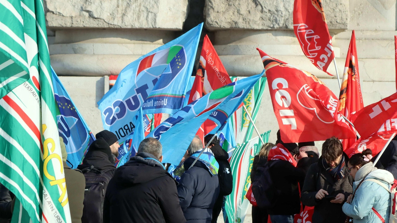 I lavoratori in presidio davanti allo scalo con le bandiere di Cgil, Cisl e Uil per chiedere risposte sul loro futuro