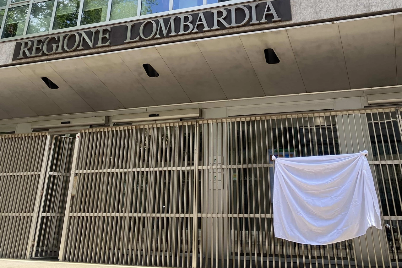 GAZA, MAJORINO (PD): APPESO LENZUOLO A PALAZZO PIRELLI (FOTO)