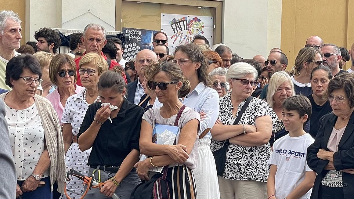 I funerali alla parrocchia di Cavenago alla presenza di famiglia, fidanzata, amici e colleghi
