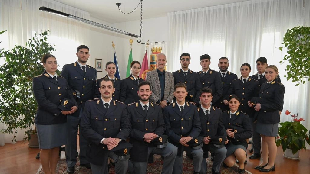 SONDRIO Per quindici colleghi trasferiti in altra sede, altrettanti sono gli agenti in prova della Polizia di Stato che dallo scorso... SONDRIO Per quindici colleghi trasferiti in altra sede, altrettanti sono gli agenti in prova della Polizia di Stato che dallo scorso...