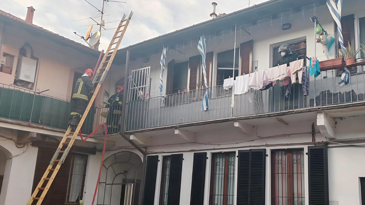 L’incendio ha distrutto 200 metri quadrati di copertura, ancora ignote le cause. Nessun ferito, deceduto un cagnolino nell’appartamento da cui è partito il rogo. L’incendio ha distrutto 200 metri quadrati di copertura, ancora ignote le cause. Nessun ferito, deceduto un cagnolino nell’appartamento da cui è partito il rogo.