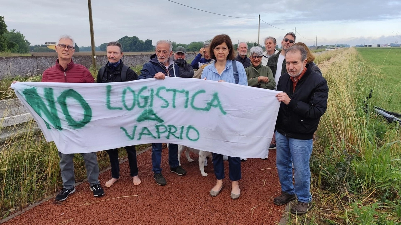 Vola la raccolta firme, il comitato «No logistica a Vaprio» in campo Vola la raccolta firme, il comitato «No logistica a Vaprio» in campo
