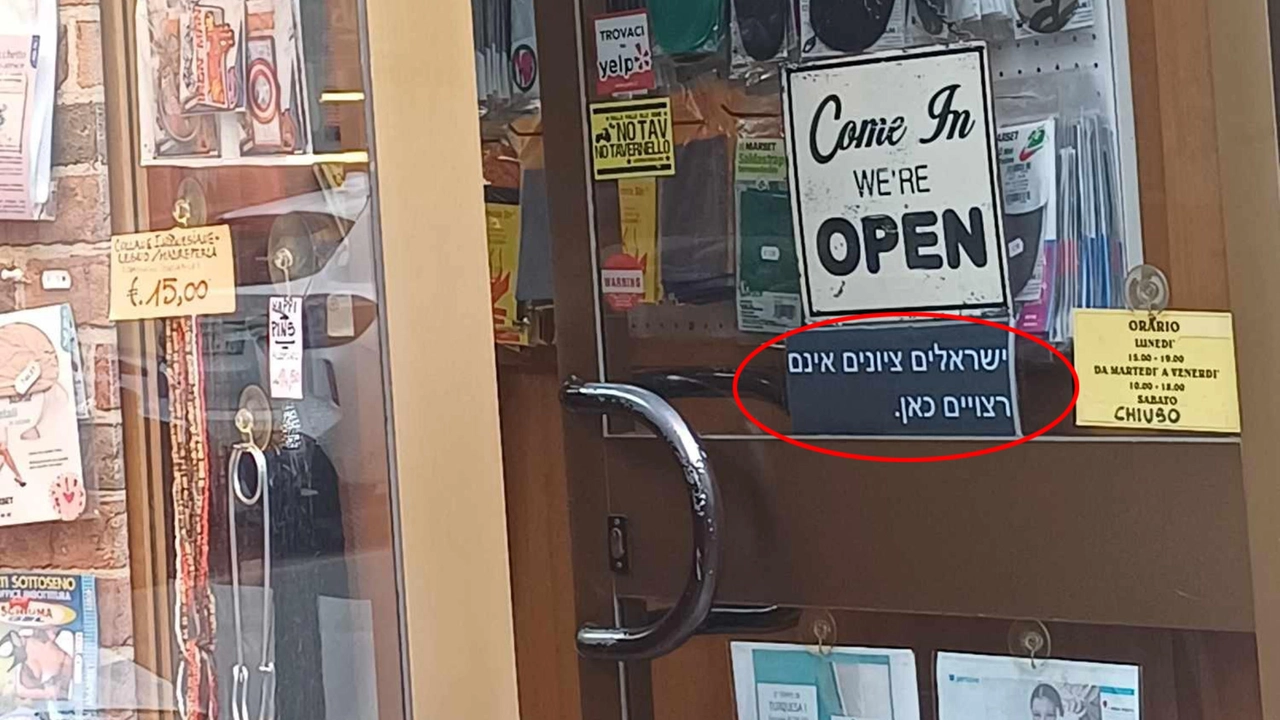 Un cartello scritto in ebraico 'israeliani e sionisti non sono i benvenuti qui' è stato messo sulla porta di un negozio nel pieno centro di Milano Un cartello scritto in ebraico 'israeliani e sionisti non sono i benvenuti qui' è stato messo sulla porta di un negozio nel pieno centro di Milano