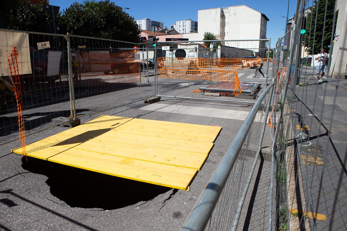 si apre una voragine in via tartini a milano 232 la seconda volta in pochi giorni cittadini preoccupati