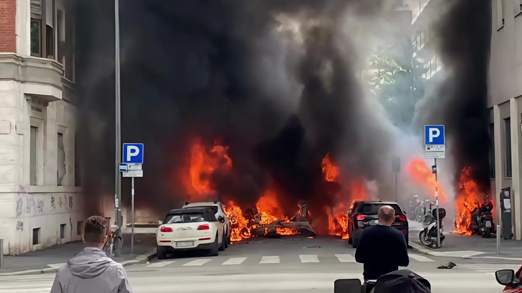 Le fiamme e la nube nera visibile a chilometri di distanza che si alzò da via Pier Lombardo e via Vasari quell’11 maggio del 2023 Le fiamme e la nube nera visibile a chilometri di distanza che si alzò da via Pier Lombardo e via Vasari quell’11 maggio del 2023