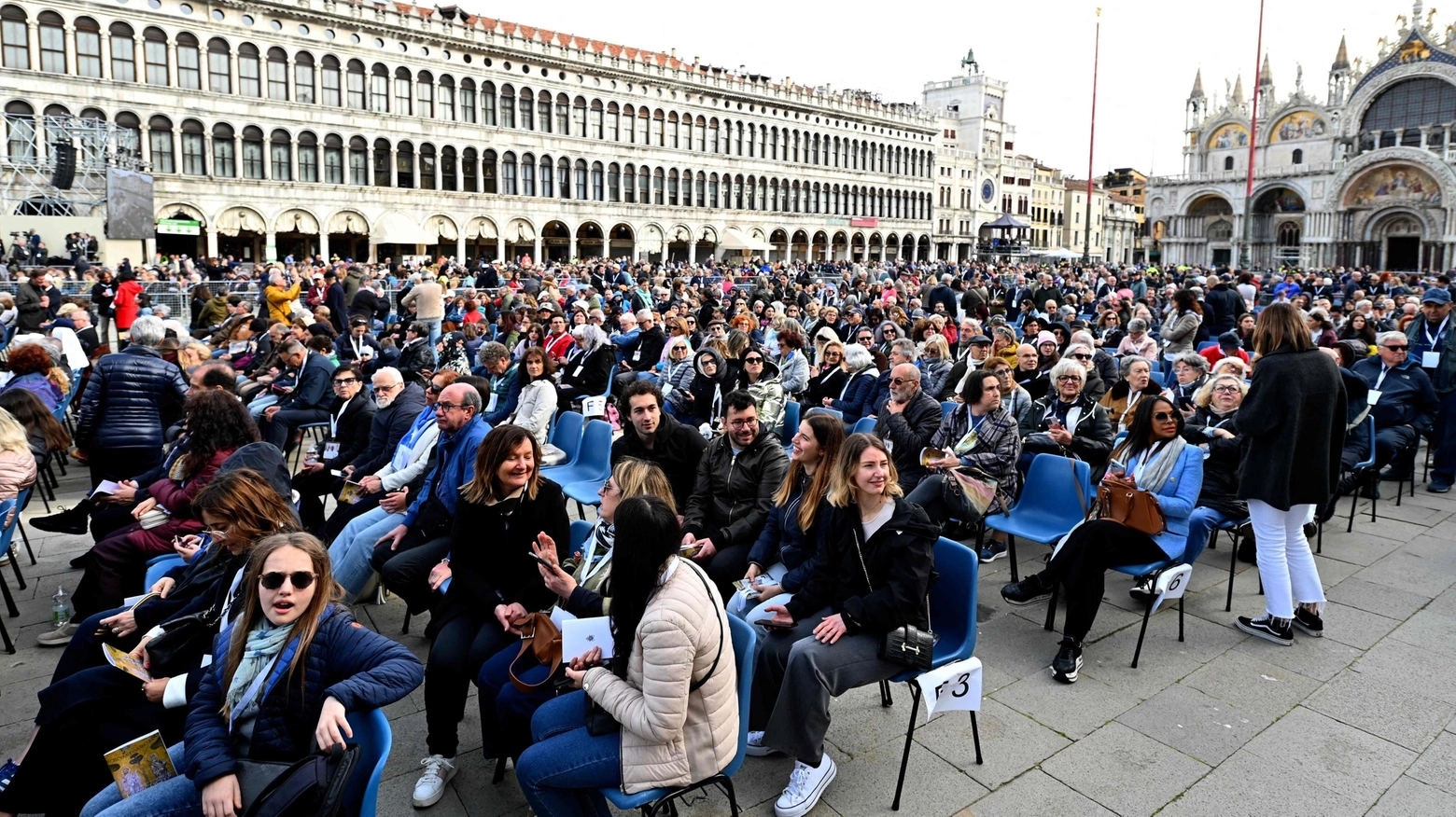 Fedeli in piazza San Marco per la messa del Papa