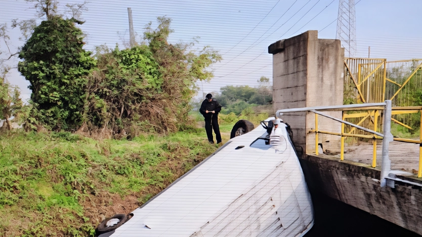 Furgone rubato e smontato nel canale dell'Olona a Rho: la polizia locale indaga su un possibile furto su commissione. Veicolo intestato in leasing, nessuna denuncia di furto presentata. Furgone rubato e smontato nel canale dell'Olona a Rho: la polizia locale indaga su un possibile furto su commissione. Veicolo intestato in leasing, nessuna denuncia di furto presentata.